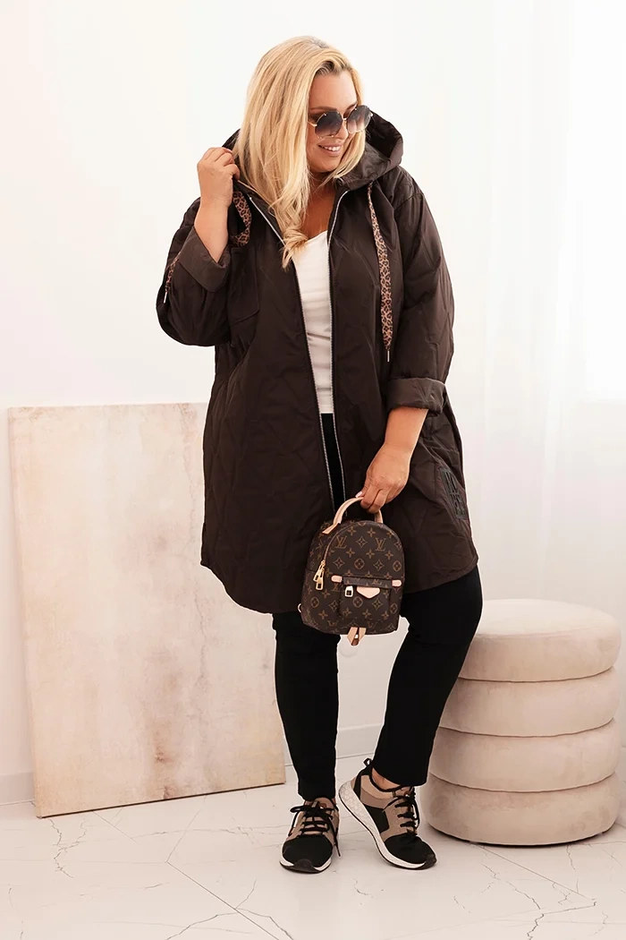 Kurtka damska Plus Size pikowana z kapturem i napisem HOPE brązowa 2 Kurtka damska Plus Size pikowana z kapturem i napisem HOPE brązowa - obrazek 2
