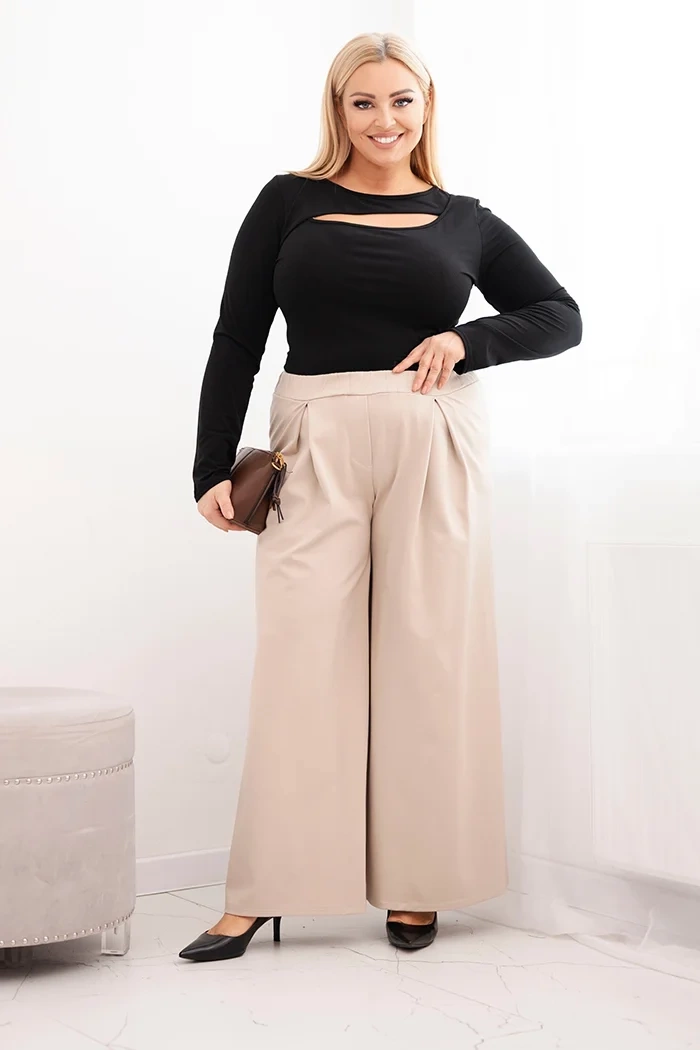 Spodnie damskie Plus Size z szerokimi nogawkami i plisowaniem beżowe 2 Spodnie damskie Plus Size z szerokimi nogawkami i plisowaniem beżowe - obrazek 2