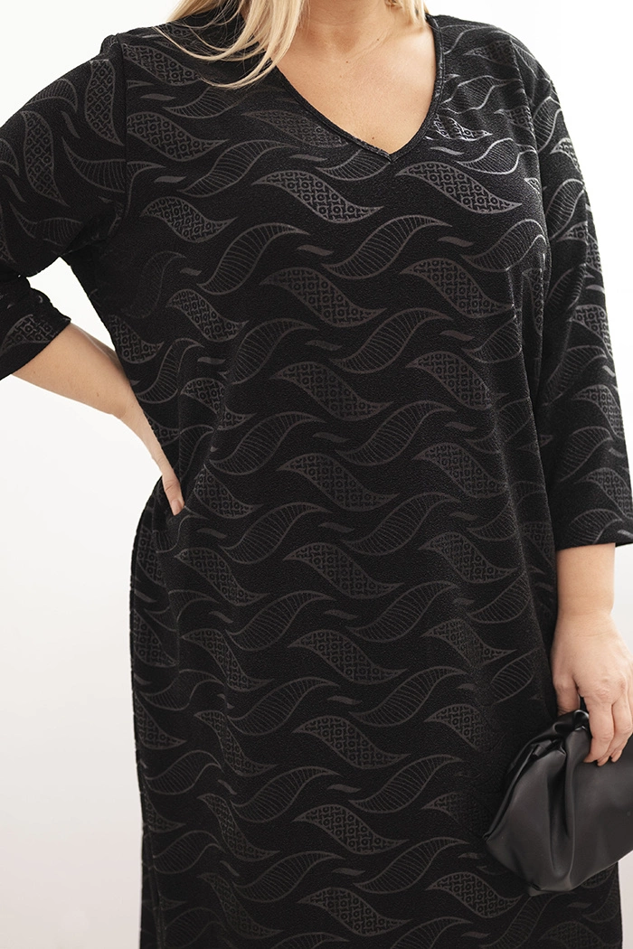 Sukienka damska z żorżety Plus Size z dekoltem V czarna 4 Sukienka damska z żorżety Plus Size z dekoltem V czarna - obrazek 4