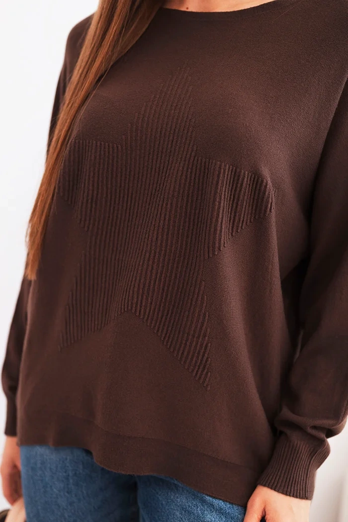 Sweter damski z dłuższym tyłem i tłoczoną gwiazdą brązowy 4 Sweter damski z dłuższym tyłem i tłoczoną gwiazdą brązowy - obrazek 4