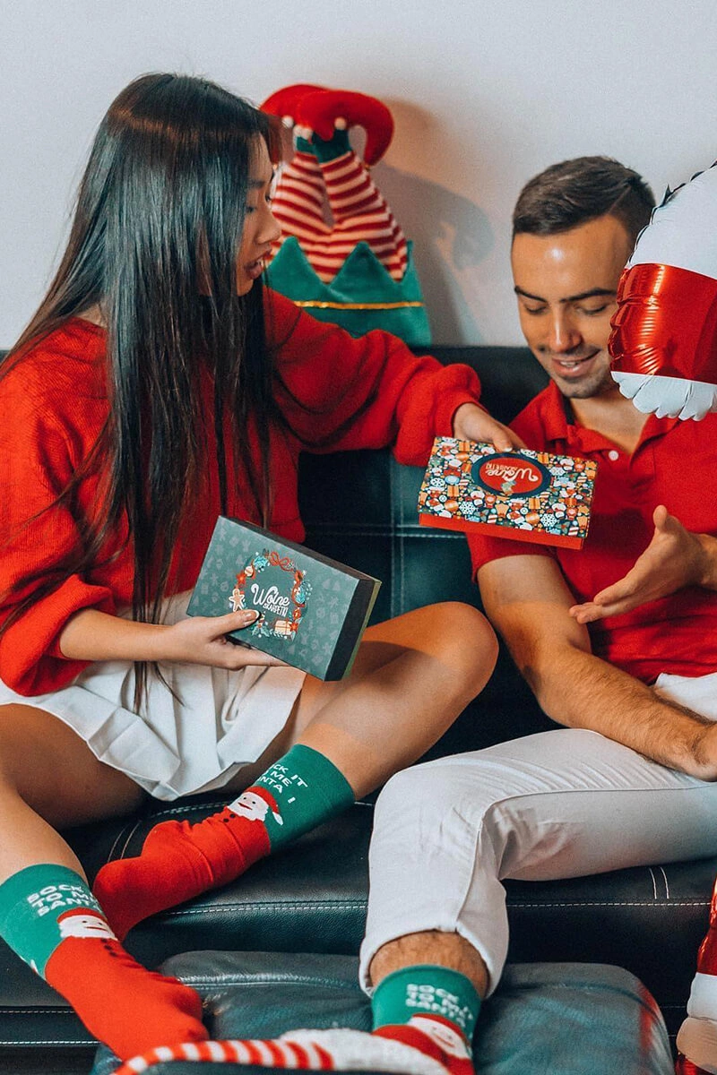 Skarpetki unisex świąteczne w pudełku – zestaw 2 par z Mikołajem i paskami 4 Skarpetki unisex świąteczne w pudełku – zestaw 2 par z Mikołajem i paskami - obrazek 4