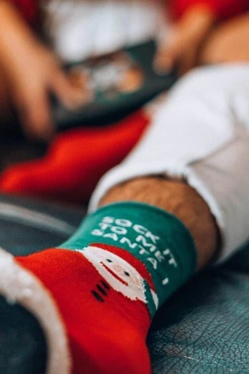 Skarpetki unisex świąteczne w pudełku – zestaw 2 par z Mikołajem i paskami 5 Skarpetki unisex świąteczne w pudełku – zestaw 2 par z Mikołajem i paskami - obrazek 5