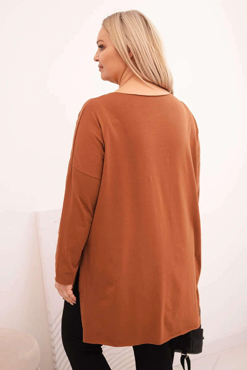 Bluzka damska Plus Size asymetryczna z długim rękawem ciemno camelowa 3 Bluzka damska Plus Size asymetryczna z długim rękawem ciemno camelowa - obrazek 3