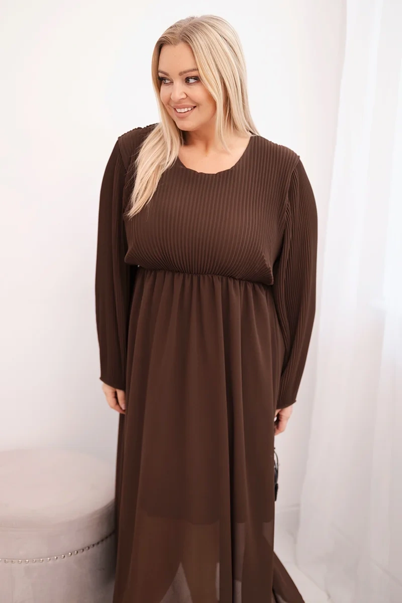 Sukienka plisowana damska Plus Size z wiskozy i z długim rękawem brązowa 2 Sukienka plisowana damska Plus Size z wiskozy i z długim rękawem brązowa - obrazek 2