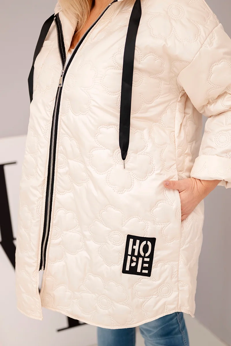 Kurtka damska Plus Size pikowana z kapturem i napisem HOPE jasno beżowa 4 Kurtka damska Plus Size pikowana z kapturem i napisem HOPE jasno beżowa - obrazek 4
