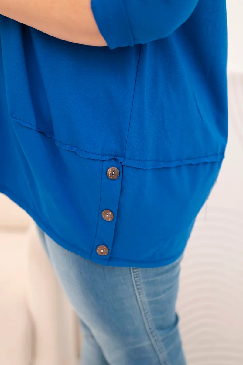 Bluzka damska Plus Size z bawełny z ozdobnymi guzikami i podwijanymi rękawami chabrowa 4 Bluzka damska Plus Size z bawełny z ozdobnymi guzikami i podwijanymi rękawami chabrowa - obrazek 4