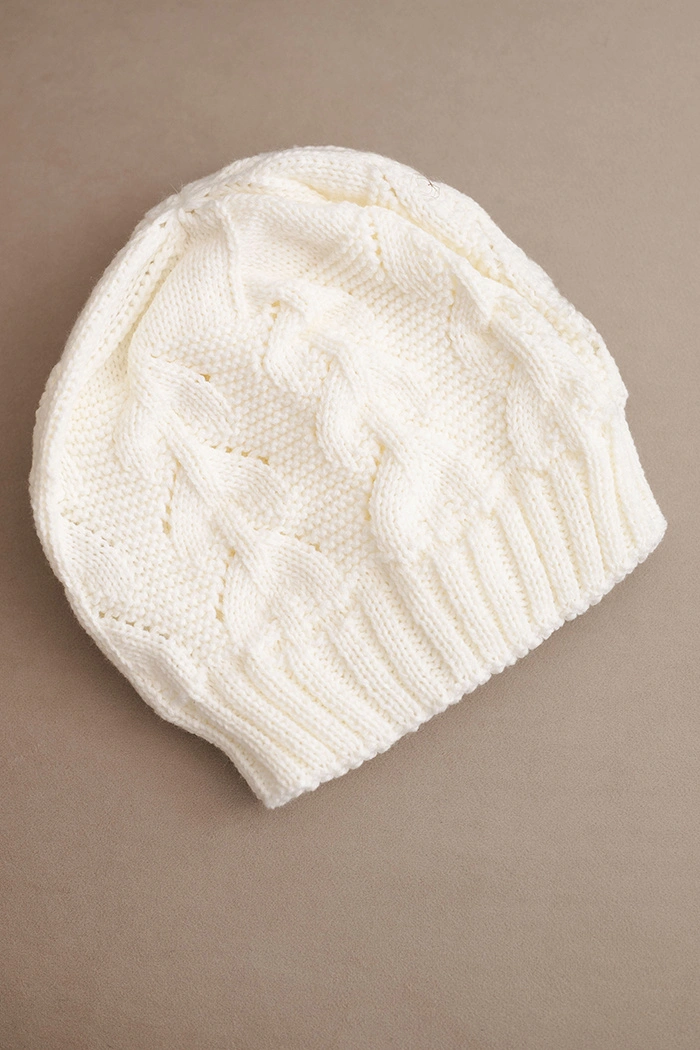Czapka damska zimowa wełniana z ażurowym wzorem K427 ecru 3 Czapka damska zimowa wełniana z ażurowym wzorem K427 ecru - obrazek 3