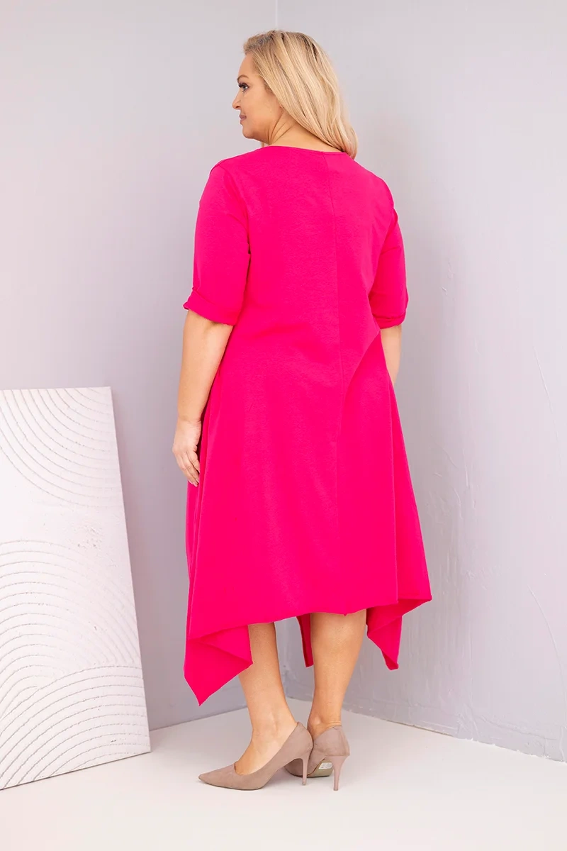 Sukienka damska bawełniana Plus Size z asymetrycznym dołem fuksja 3 Sukienka damska bawełniana Plus Size z asymetrycznym dołem fuksja - obrazek 3
