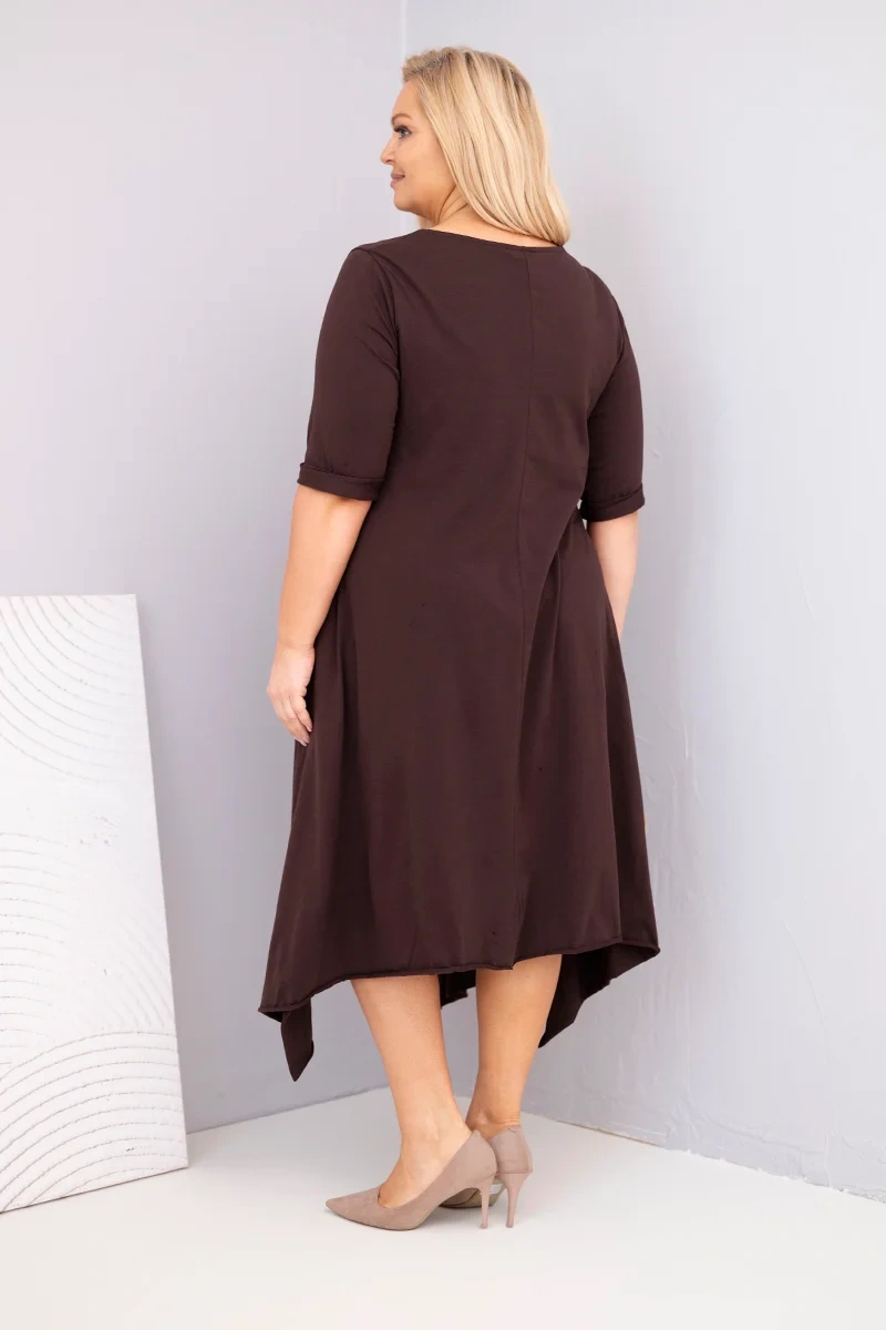 Sukienka damska bawełniana Plus Size z asymetrycznym dołem brązowa 3 Sukienka damska bawełniana Plus Size z asymetrycznym dołem brązowa - obrazek 3