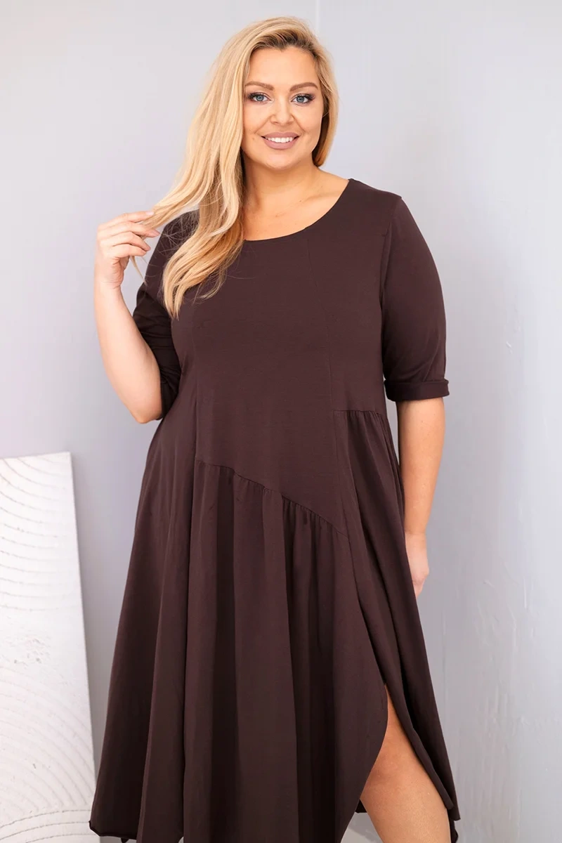 Sukienka damska bawełniana Plus Size z asymetrycznym dołem brązowa 2 Sukienka damska bawełniana Plus Size z asymetrycznym dołem brązowa - obrazek 2