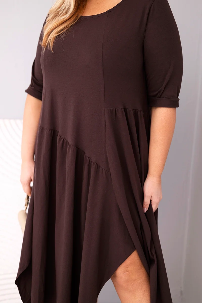Sukienka damska bawełniana Plus Size z asymetrycznym dołem brązowa 4 Sukienka damska bawełniana Plus Size z asymetrycznym dołem brązowa - obrazek 4