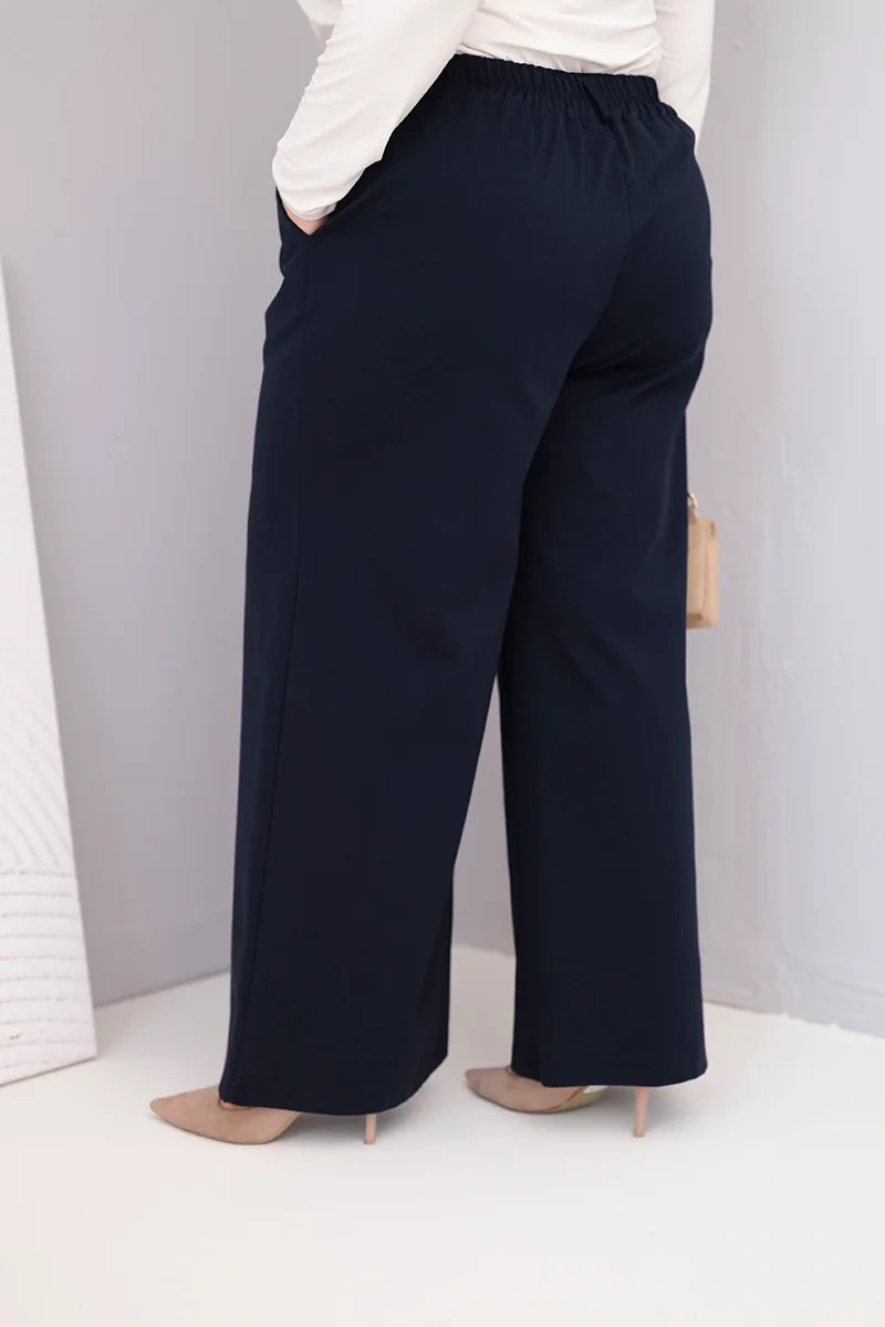 Spodnie damskie Plus Size z szeroką nogawką i wysokim stanem granatowe 3 Spodnie damskie Plus Size z szeroką nogawką i wysokim stanem granatowe - obrazek 3