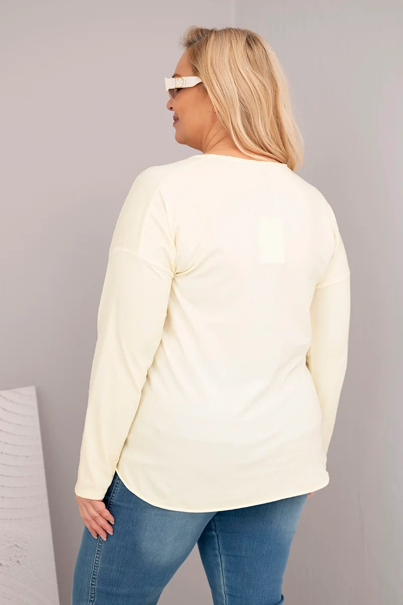 Bluzka damska Plus Size przecierana z dekoltem V i dłuższym tyłem żółta 3 Bluzka damska Plus Size przecierana z dekoltem V i dłuższym tyłem żółta - obrazek 3