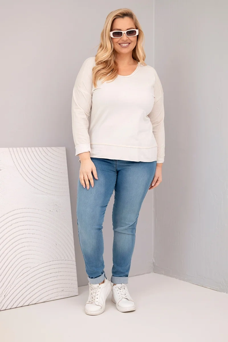Bluzka damska Plus Size przecierana z dekoltem V i dłuższym tyłem beżowa 2 Bluzka damska Plus Size przecierana z dekoltem V i dłuższym tyłem beżowa - obrazek 2