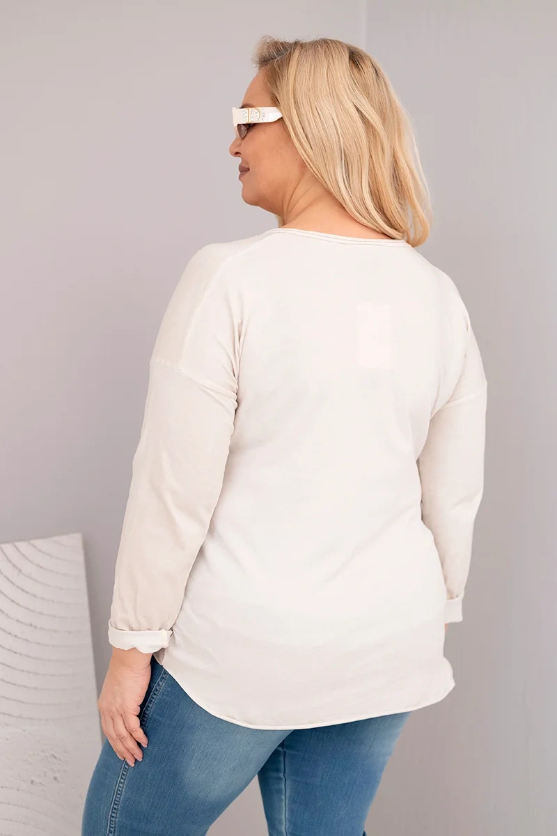 Bluzka damska Plus Size przecierana z dekoltem V i dłuższym tyłem beżowa 3 Bluzka damska Plus Size przecierana z dekoltem V i dłuższym tyłem beżowa - obrazek 3