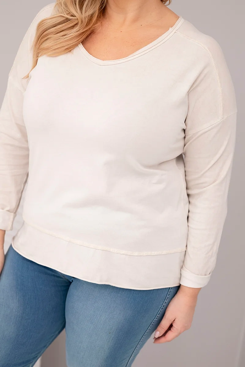 Bluzka damska Plus Size przecierana z dekoltem V i dłuższym tyłem beżowa 4 Bluzka damska Plus Size przecierana z dekoltem V i dłuższym tyłem beżowa - obrazek 4