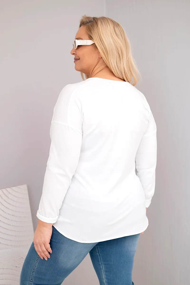 Bluzka damska Plus Size przecierana z dekoltem V i dłuższym tyłem biała 3 Bluzka damska Plus Size przecierana z dekoltem V i dłuższym tyłem biała - obrazek 3