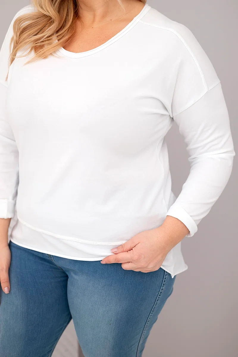 Bluzka damska Plus Size przecierana z dekoltem V i dłuższym tyłem biała 4 Bluzka damska Plus Size przecierana z dekoltem V i dłuższym tyłem biała - obrazek 4