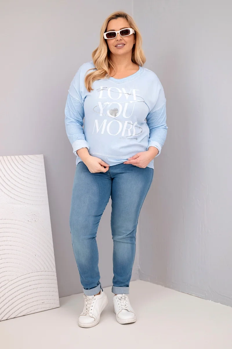 Bluzka damska Plus Size przecierana z napisem Love You More niebieska 3 Bluzka damska Plus Size przecierana z napisem Love You More niebieska - obrazek 3