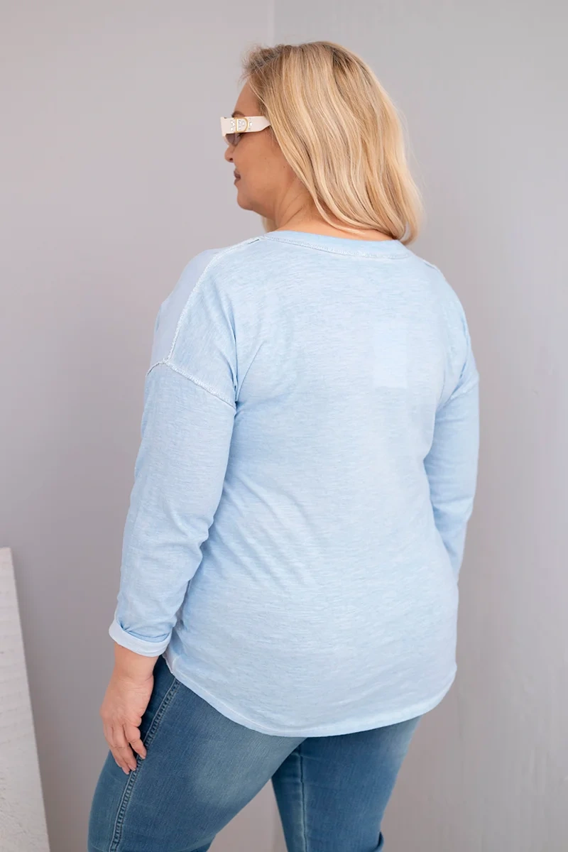 Bluzka damska Plus Size przecierana z napisem Love You More niebieska 4 Bluzka damska Plus Size przecierana z napisem Love You More niebieska - obrazek 4