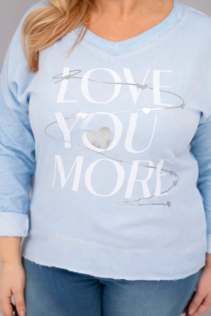 Bluzka damska Plus Size przecierana z napisem Love You More niebieska 2 Bluzka damska Plus Size przecierana z napisem Love You More niebieska - obrazek 2
