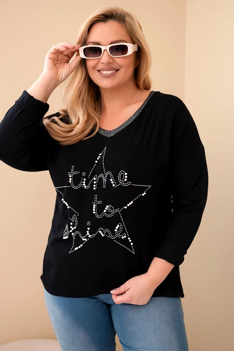 Bluzka damska Plus Size przecierana z napisem i perełkami czarna