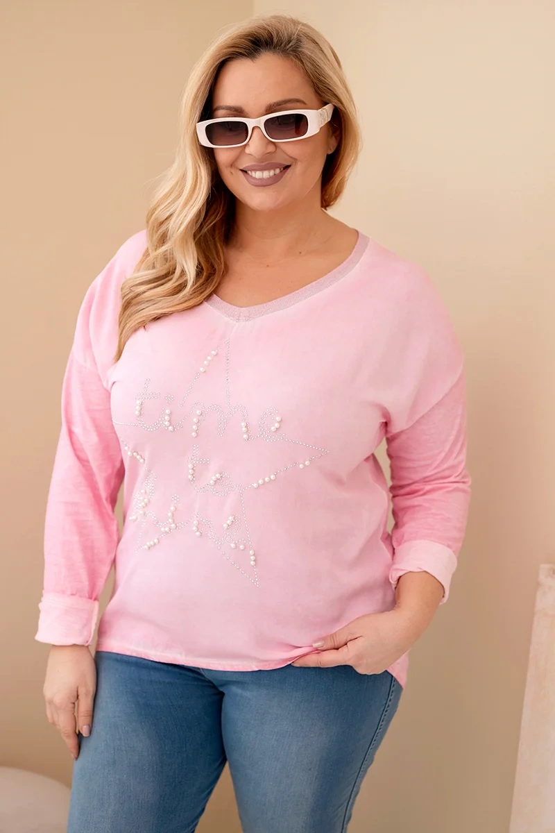 Bluzka damska Plus Size przecierana z napisem i perełkami jasno różowa