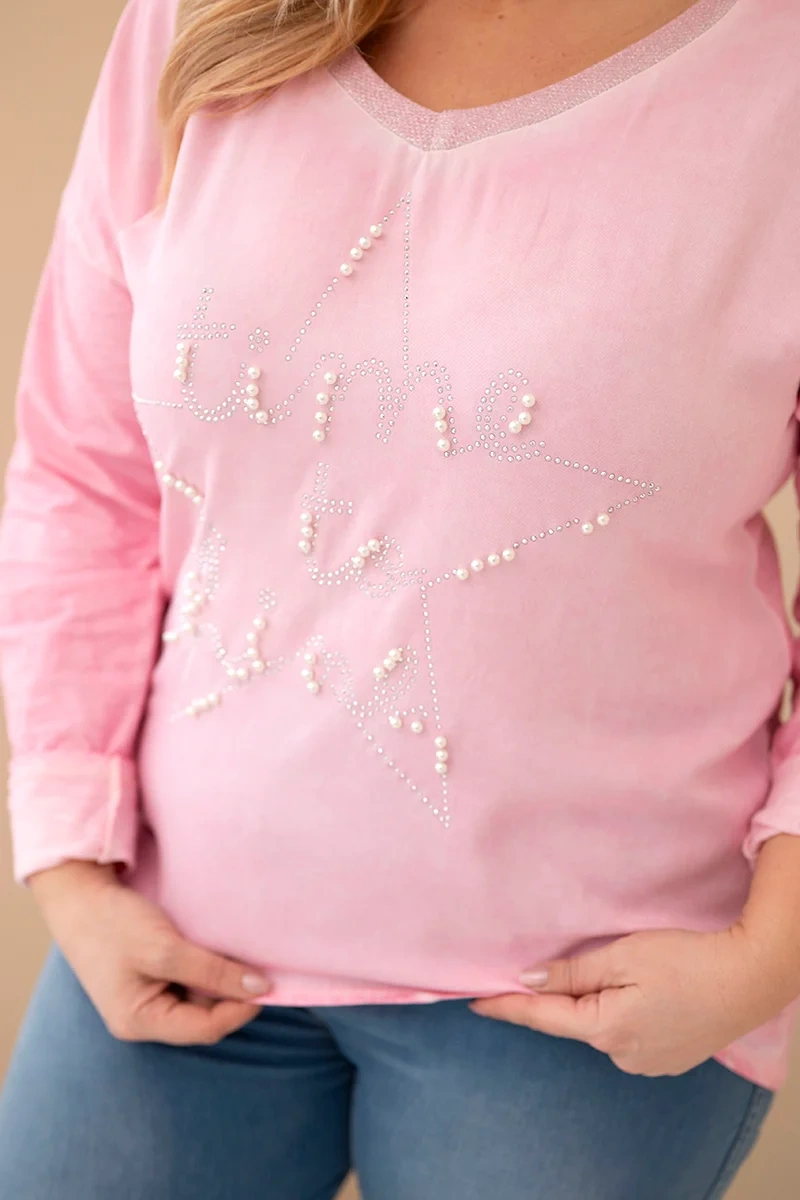 Bluzka damska Plus Size przecierana z napisem i perełkami jasno różowa 2 Bluzka damska Plus Size przecierana z napisem i perełkami jasno różowa - obrazek 2