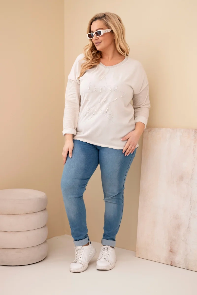 Bluzka damska Plus Size przecierana z napisem i perełkami beżowa 3 Bluzka damska Plus Size przecierana z napisem i perełkami beżowa - obrazek 3