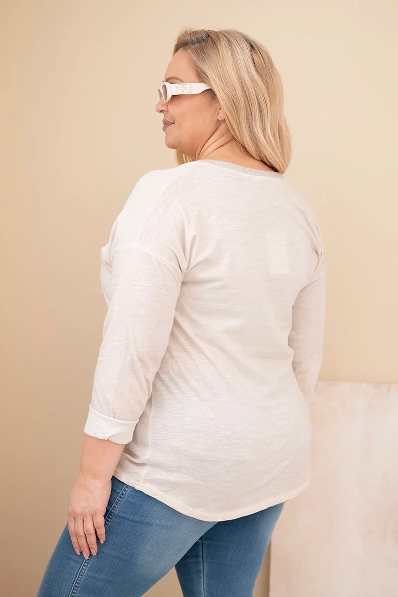 Bluzka damska Plus Size przecierana z napisem i perełkami beżowa 4 Bluzka damska Plus Size przecierana z napisem i perełkami beżowa - obrazek 4