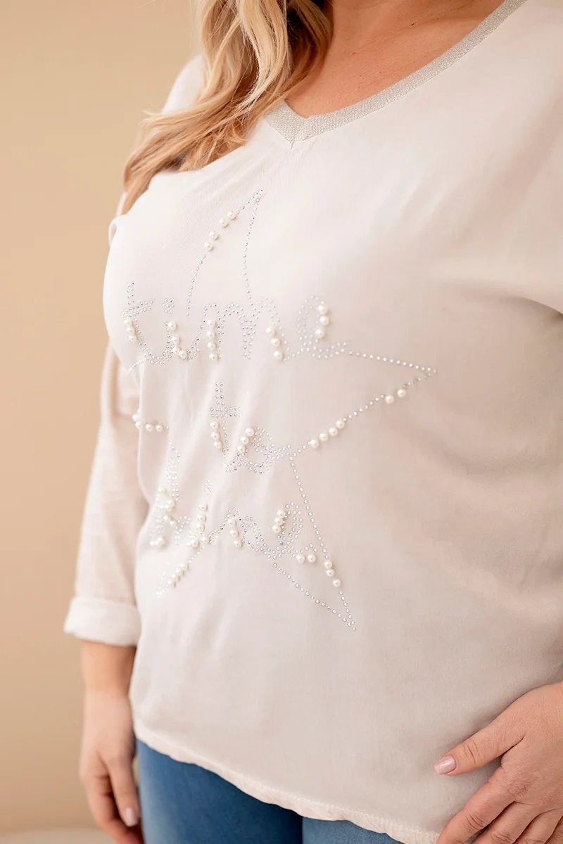 Bluzka damska Plus Size przecierana z napisem i perełkami beżowa 2 Bluzka damska Plus Size przecierana z napisem i perełkami beżowa - obrazek 2