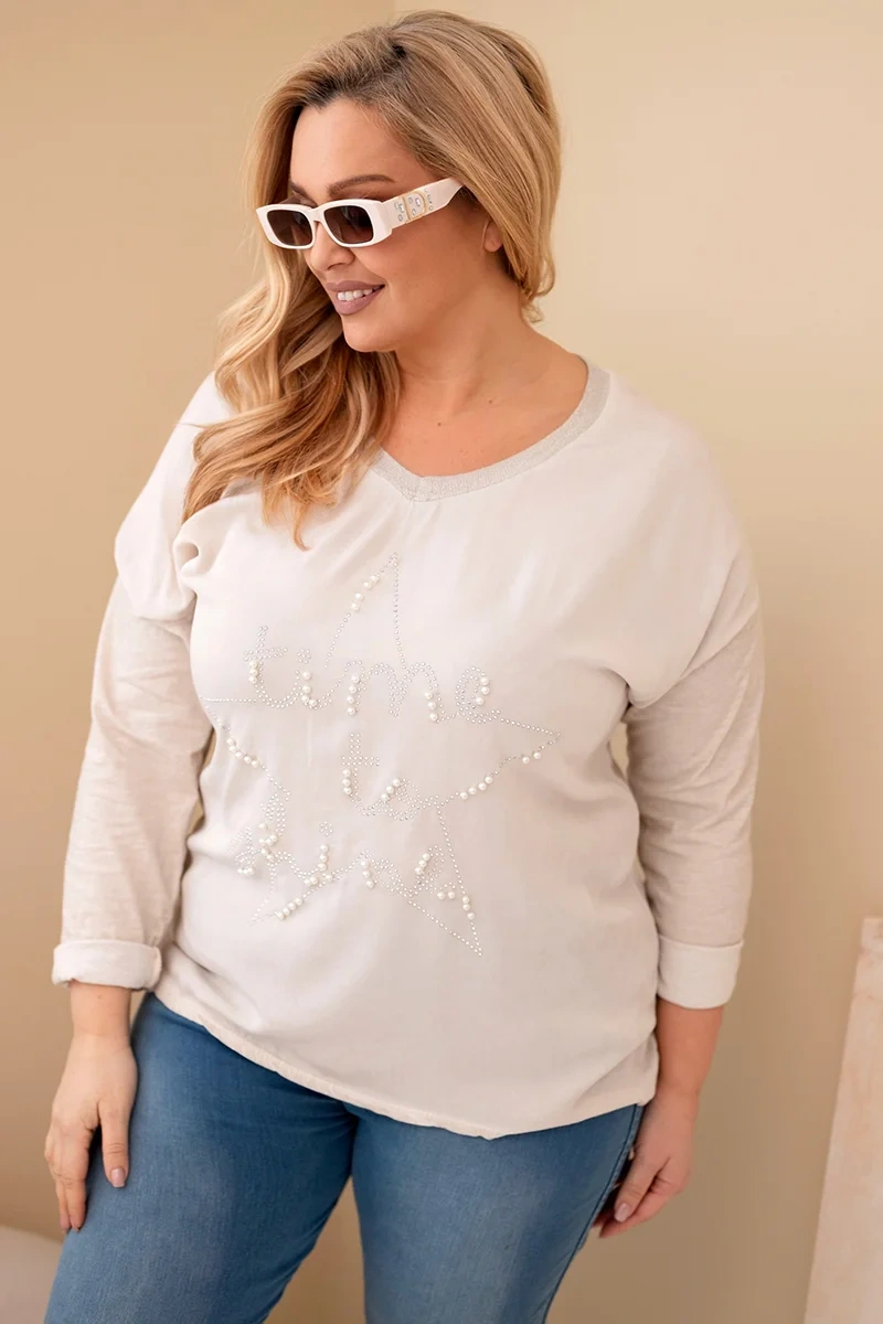 Bluzka damska Plus Size przecierana z napisem i perełkami beżowa