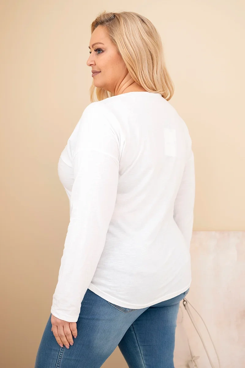 Bluzka damska Plus Size przecierana z nadrukiem i dłuższym tyłem biała 4 Bluzka damska Plus Size przecierana z nadrukiem i dłuższym tyłem biała - obrazek 4