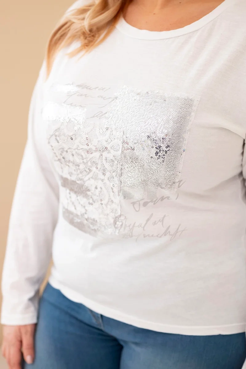 Bluzka damska Plus Size przecierana z nadrukiem i dłuższym tyłem biała 2 Bluzka damska Plus Size przecierana z nadrukiem i dłuższym tyłem biała - obrazek 2