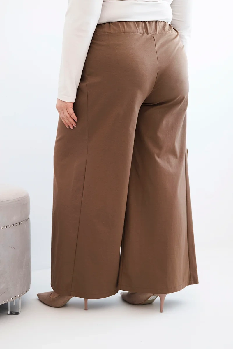 Spodnie damskie Plus Size z szerokimi nogawkami i plisowaniem camelowe 3 Spodnie damskie Plus Size z szerokimi nogawkami i plisowaniem camelowe - obrazek 3