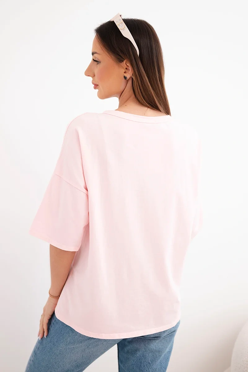Bluzka damska bawełniana oversize z krótkim rękawem i modnym nadrukiem pudrowy róż 3 Bluzka damska bawełniana oversize z krótkim rękawem i modnym nadrukiem pudrowy róż - obrazek 3