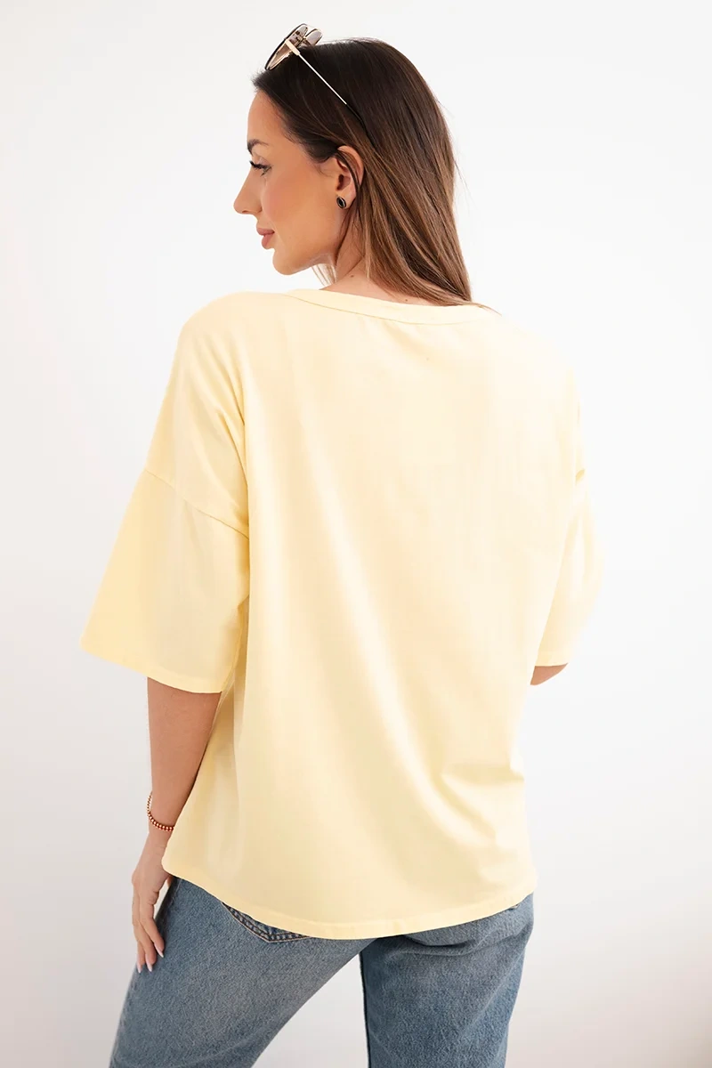 Bluzka damska bawełniana oversize z krótkim rękawem i modnym nadrukiem żółta 3 Bluzka damska bawełniana oversize z krótkim rękawem i modnym nadrukiem żółta - obrazek 3