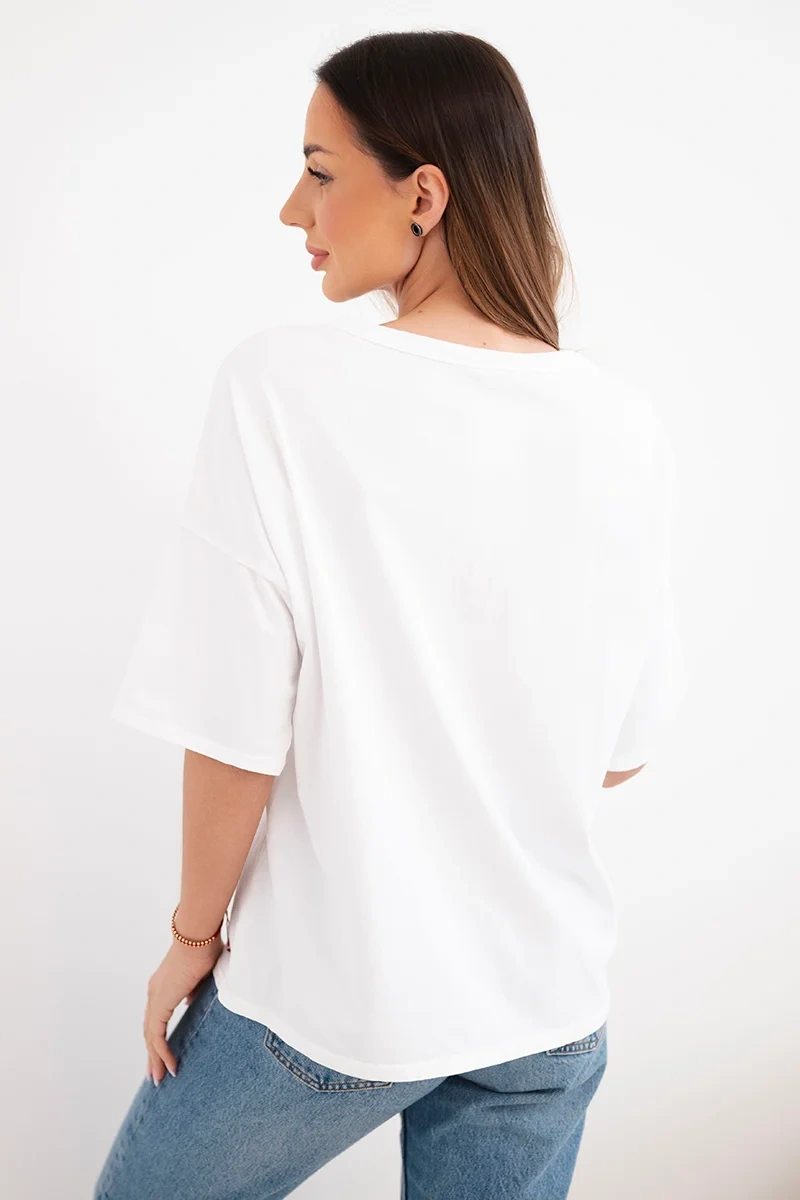Bluzka damska bawełniana oversize z krótkim rękawem i modnym nadrukiem biała 3 Bluzka damska bawełniana oversize z krótkim rękawem i modnym nadrukiem biała - obrazek 3