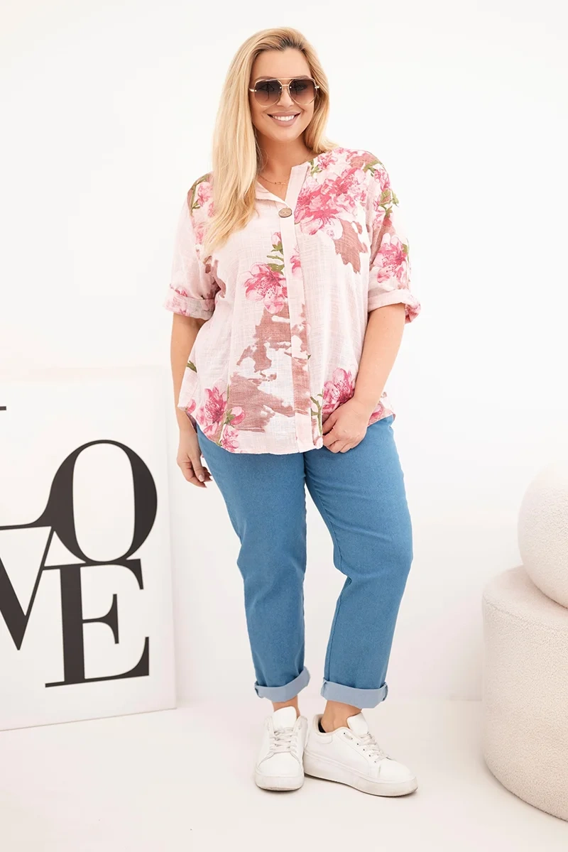 Bluzka damska bawełniana Plus Size z dekoltem V w kwiatowy wzór pudrowy róż 2 Bluzka damska bawełniana Plus Size z dekoltem V w kwiatowy wzór pudrowy róż - obrazek 2