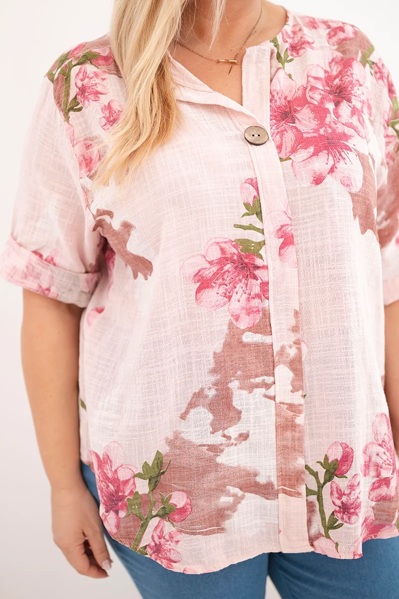 Bluzka damska bawełniana Plus Size z dekoltem V w kwiatowy wzór pudrowy róż 4 Bluzka damska bawełniana Plus Size z dekoltem V w kwiatowy wzór pudrowy róż - obrazek 4