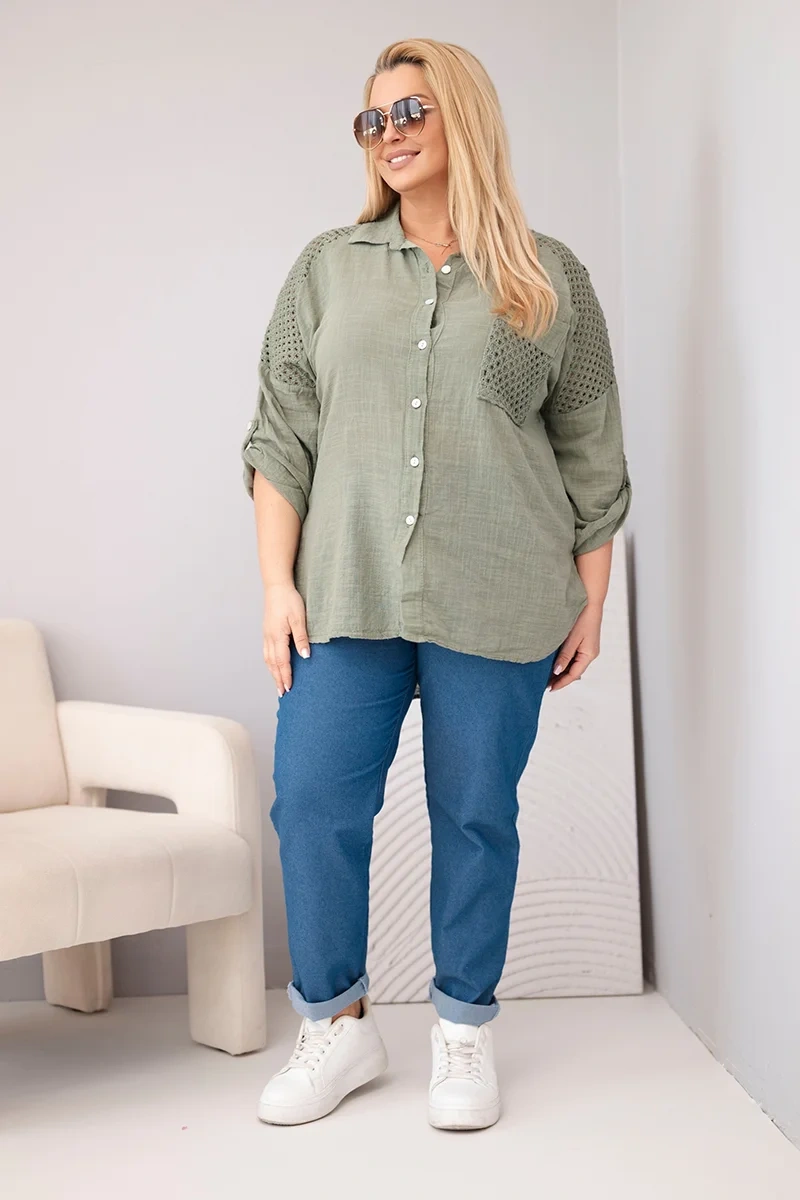 Koszula damska wiskozowa Plus Size z kołnierzykiem i koronkową wstawką khaki 2 Koszula damska wiskozowa Plus Size z kołnierzykiem i koronkową wstawką khaki - obrazek 2