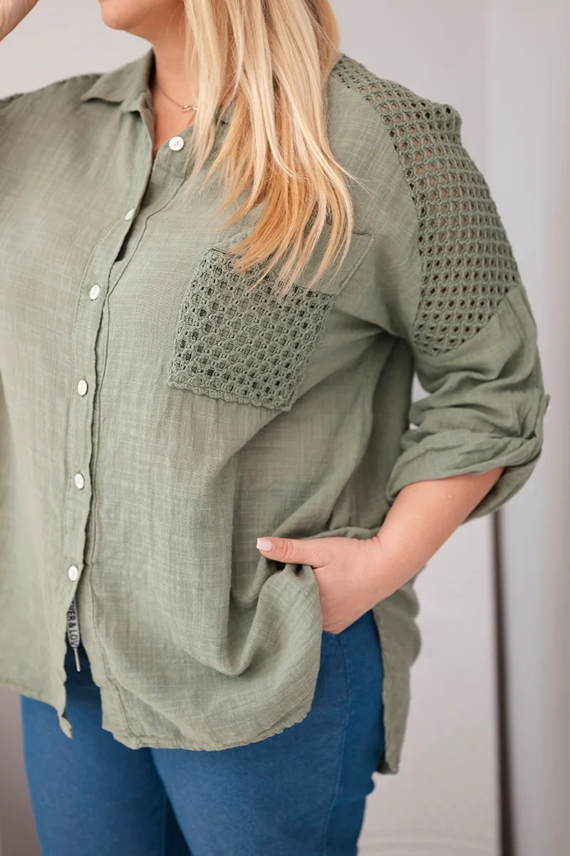 Koszula damska wiskozowa Plus Size z kołnierzykiem i koronkową wstawką khaki 4 Koszula damska wiskozowa Plus Size z kołnierzykiem i koronkową wstawką khaki - obrazek 4
